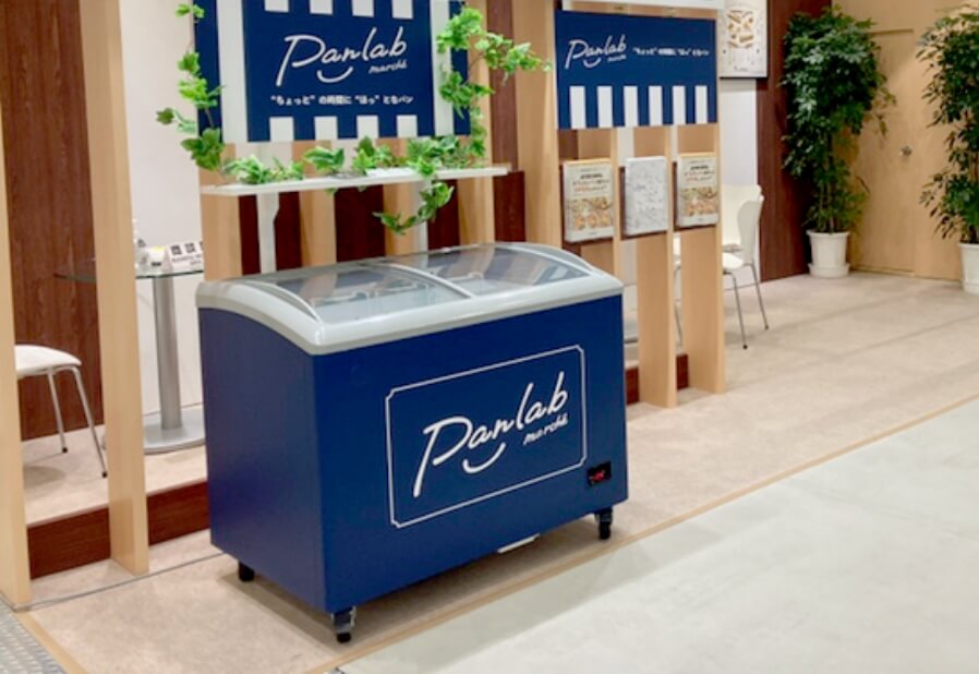 オフィスの一角に設置された、パンラヴマルシェのおしゃれな冷凍庫